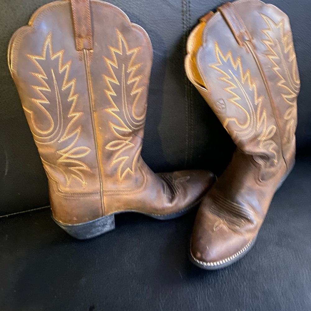Ariat brown cowboy boots (casual) size 9 B